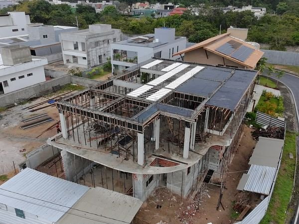 Residência de alto padrão, em execução